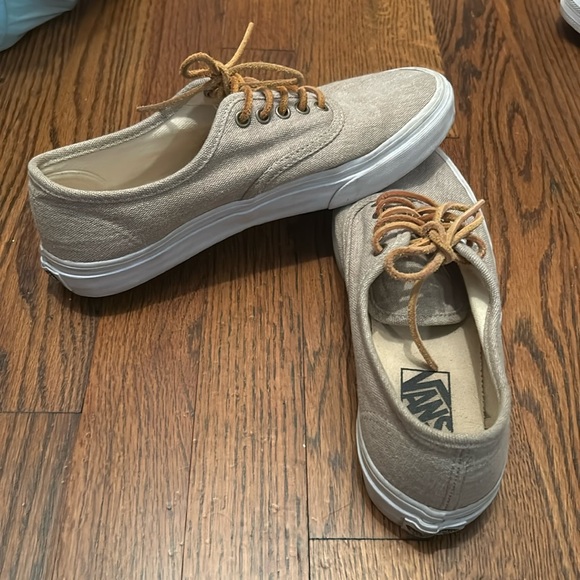 Linen Vans - Picture 1 of 3